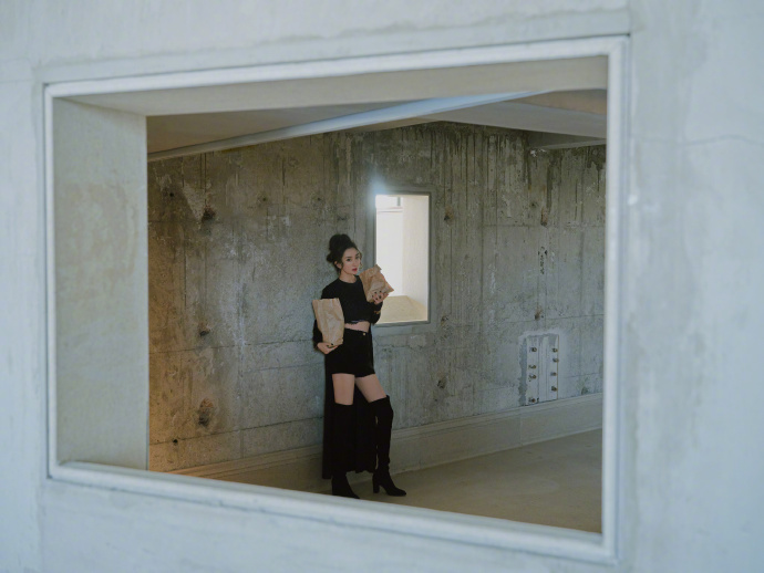 长靴|杨幂一身黑色又酷又飒 短裤配长靴大秀美腿