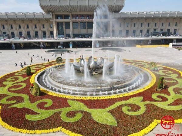 饮用水水源地达标率100%  绿化覆盖率近50%  生态槐荫谱写人与自然和谐共生现代化篇章