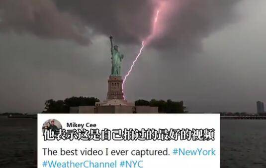 自由女神被闪电击中|太震撼了！美国纽约发生雷暴，自由女神被闪电击中，如同科幻大片