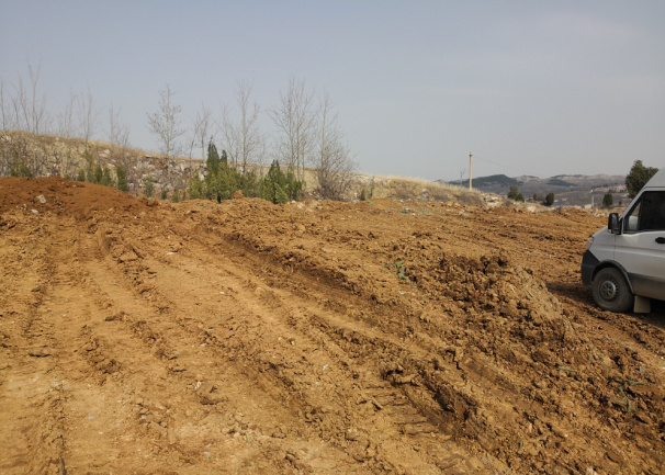 【啄木鸟在行动】高新区东小龙堂村山体修复工程 大面积裸土未覆盖