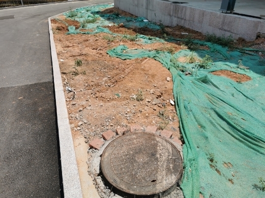 【啄木鸟在行动】龙奥北路、奥体东路交叉口东南角院内渣土及建筑垃圾裸露