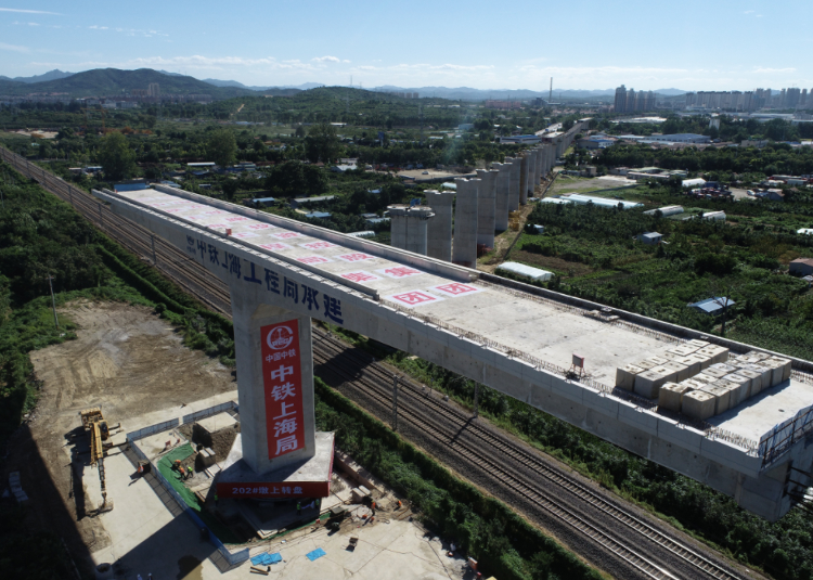 潍烟铁路福山特大桥跨蓝烟铁路顺利转体