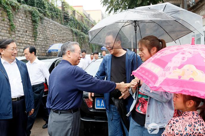 刘家义看望慰问困难群众并致以节日祝福