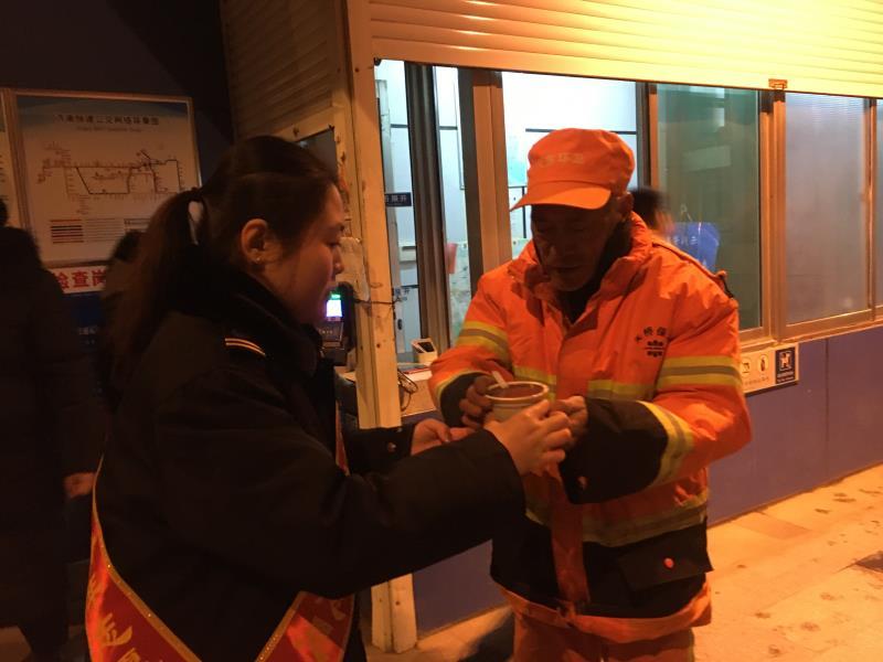 暖心！凌晨3点她们为环卫工人熬好了腊八粥