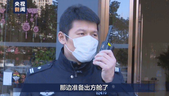 “渴的时候含一口水再吐掉” 他们这样在方舱医院执勤