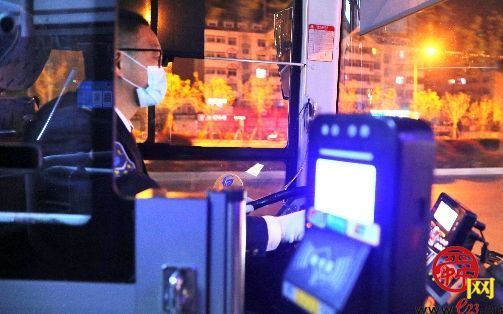 零点公交司机：日复一日 守望城市夜归人