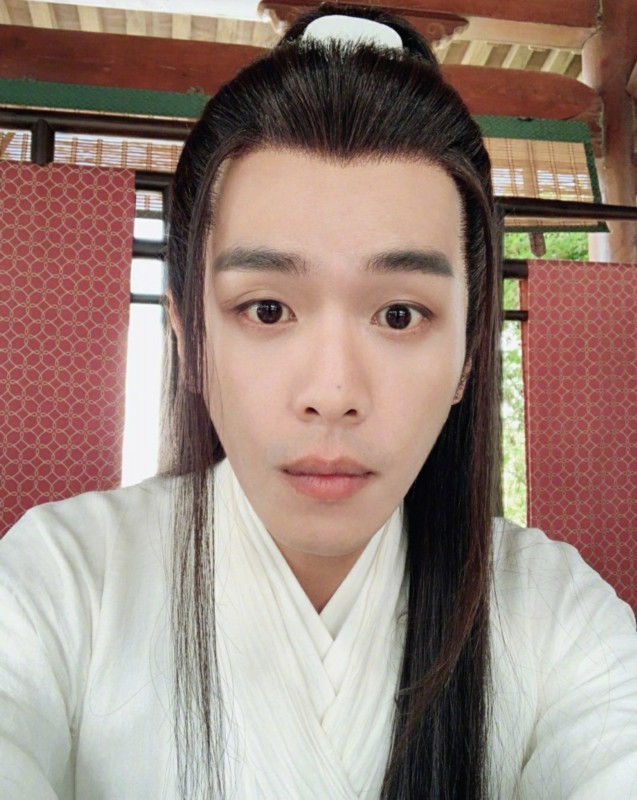 张若昀用美食滤镜自拍|冲上热搜！张若昀用美食滤镜自拍 粉丝：看上去很可口