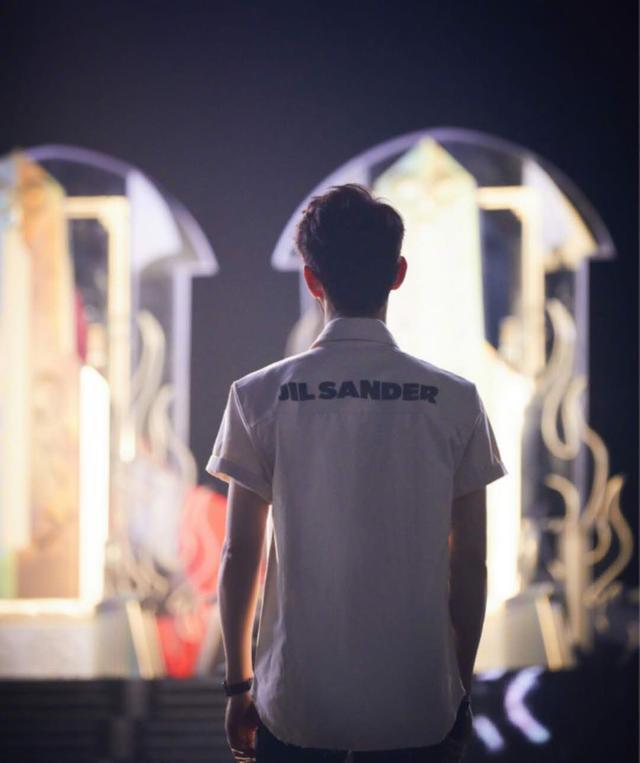 看到|王凯深夜与好友KTV聚会，喝到烂醉离开时险撞墙