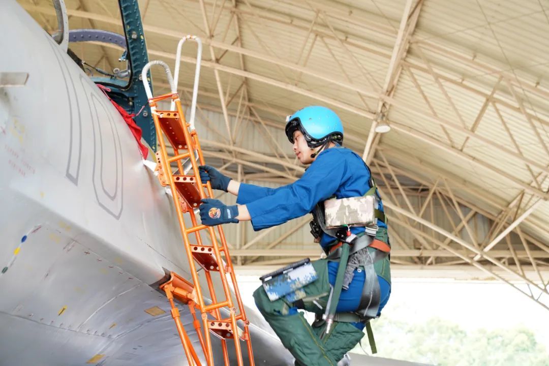 横空出击！南部战区海军航空兵组织昼夜间空空导弹实射