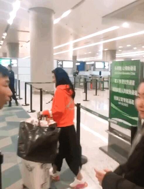 巨美!张柏芝独自出行现身机场，与粉丝亲密合影
