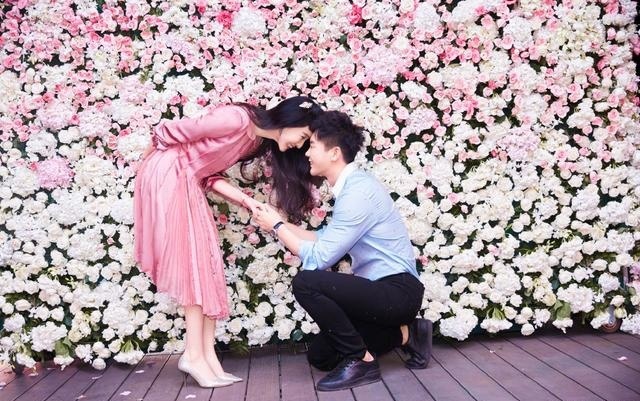 美女|李晨与网红美女共进晚餐，贴心按摩大献殷勤？