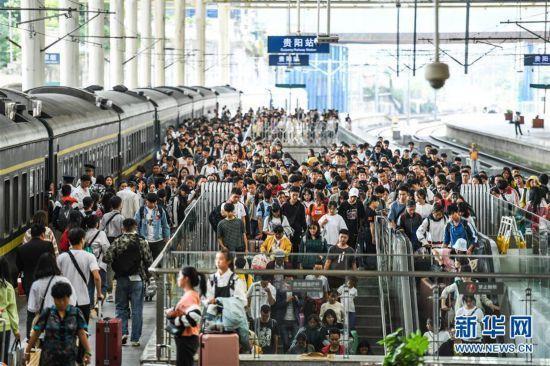 返程客流迎高峰 铁路方面各地纷纷加开旅客列车