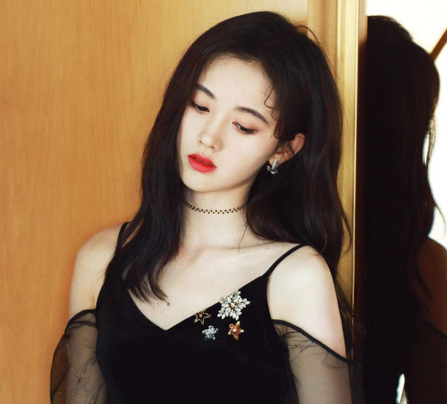 鞠婧祎演被绑架像咬化妆棉|演个戏都有偶像包袱？鞠婧祎演被绑架像咬化妆棉冲上热搜