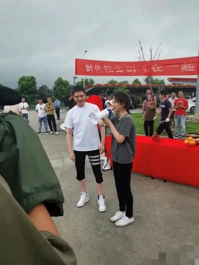 颜值|颜值崩塌？冯绍峰也本山化了？近照法令纹突出显老态