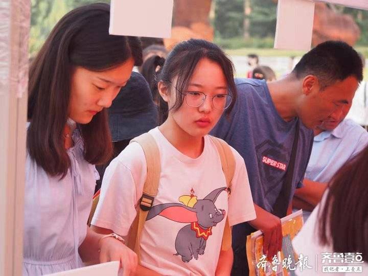 山东艺术学院新生报道，先来看看这些未来的明星！