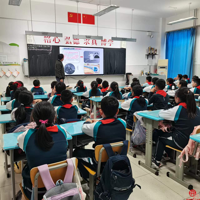 家长讲堂——山师附小2018级8班家长科普小知识《地铁是怎样建成的》