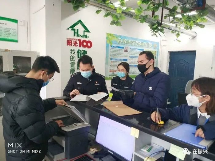 爱心相连打开“友谊之门” 阳光100小区第四居委会帮外籍居民办理出入证