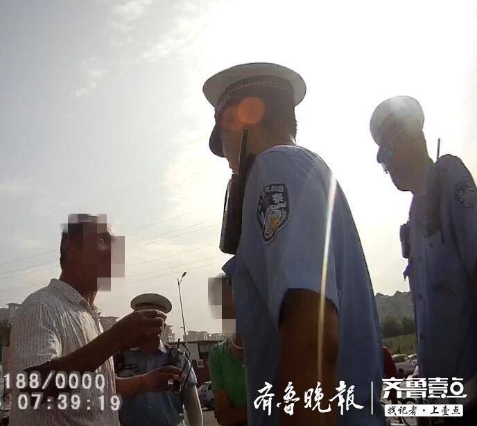 烟台一男子无证驾车被查 一时激动挖出“眼球”吓交警