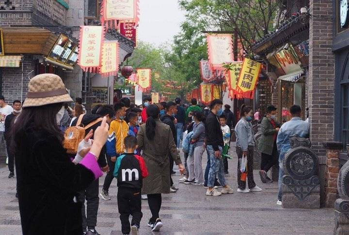 吃货们纷至沓来，济南小吃街满血复活显示城市活力恢复