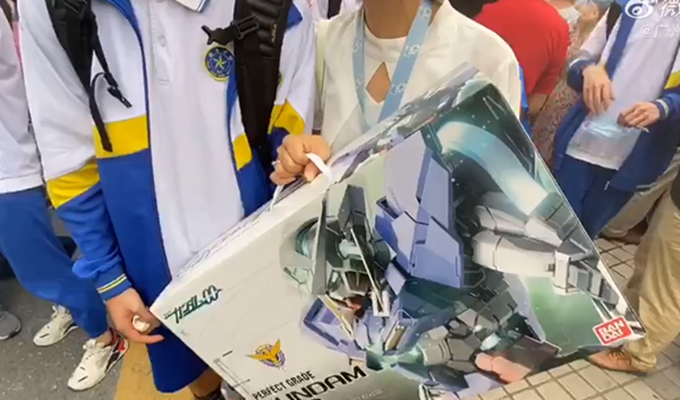 可可爱爱！爸爸手拿小花花等孩子出考场：别人有的我娃也得有