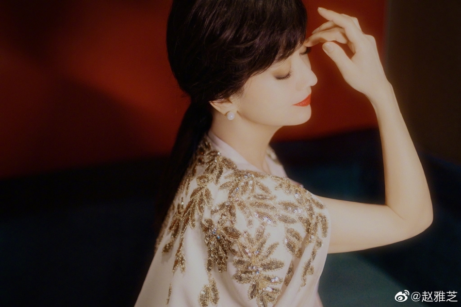 赵雅芝白色长裙刺绣披肩优雅 举手投足间尽显端庄