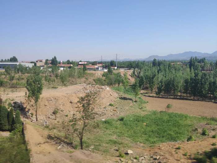 啄木鸟在行动：章丘区明东佳家园西渣土裸露未覆盖