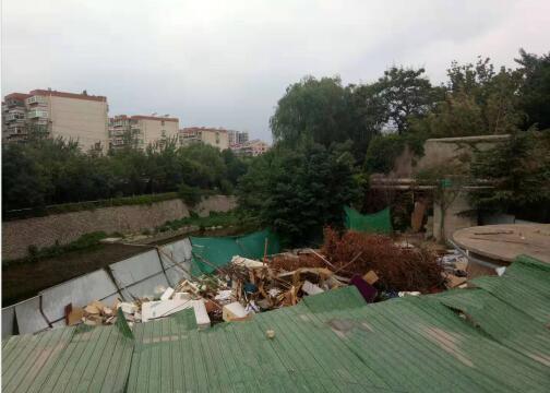 【啄木鸟在行动】七里山西路郎茂山大桥北侧建筑垃圾裸露