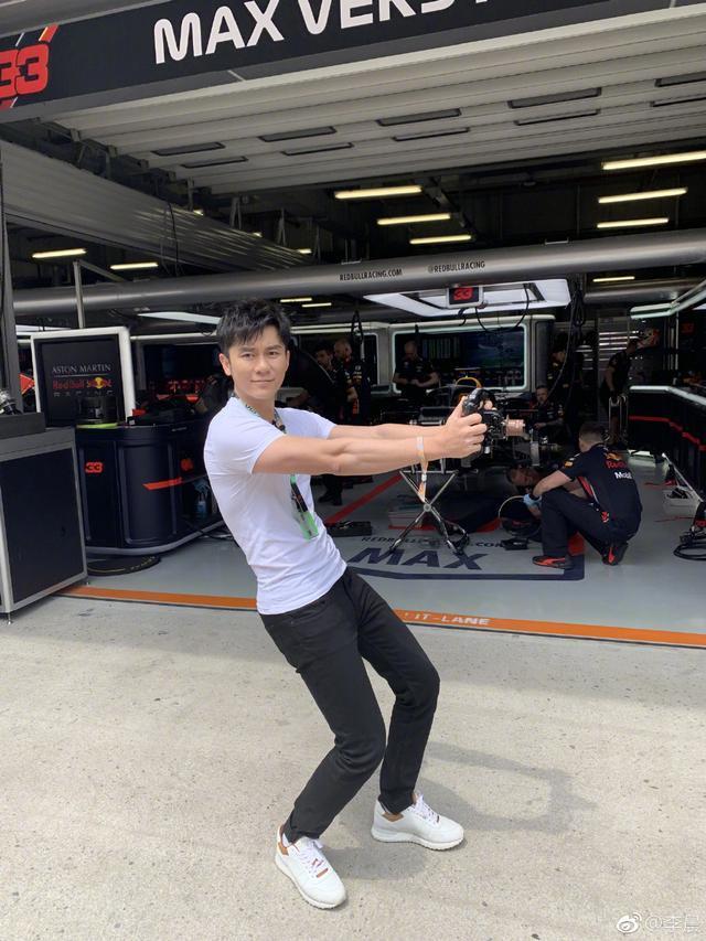 美女|李晨与网红美女共进晚餐，贴心按摩大献殷勤？