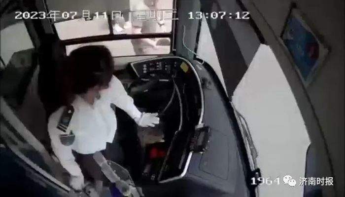 济南众人协力抬车救人，目击者：救人场面很震撼，很感动