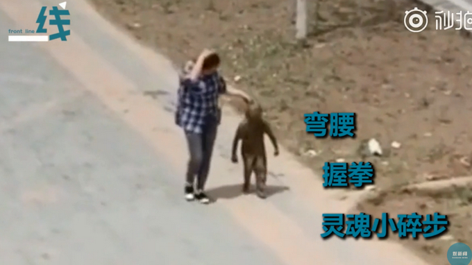 快开学吧！妈妈领着泥娃娃回家，楼上邻居的笑声太魔性