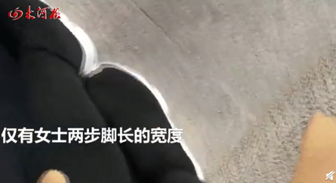 人行道仅两脚宽?为何人行道设置如此狭窄?相关部门回应了什么