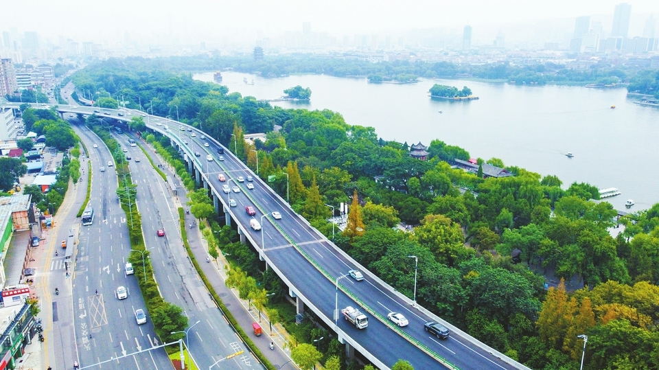 顺河高架双向车道路面穿新装