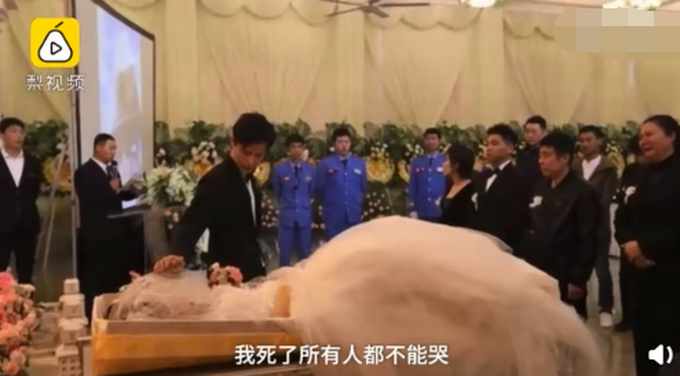 小伙为亡妻守灵7天，在殡仪馆办完婚礼办葬礼，不负深爱看哭网友