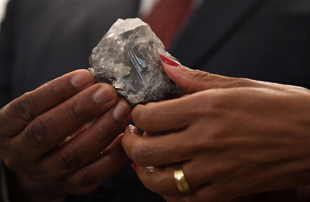 太耀眼！博茨瓦纳再现超1000克拉巨钻 6月刚开采出另一枚巨钻