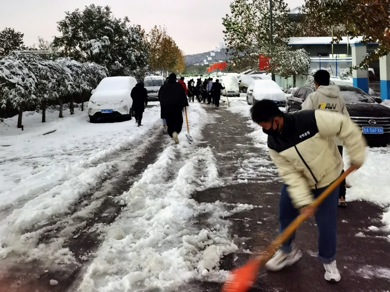 立冬迎初雪，济南护理职业学院师生全员扫雪除冰保出行