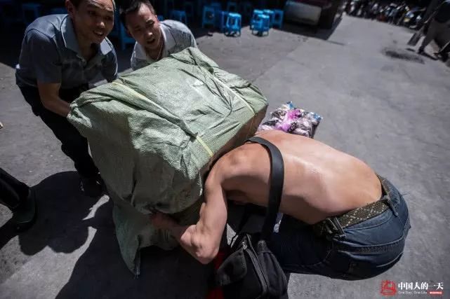 扛两百多斤的货挣10块钱，这位爸爸竟扛出了一套房！