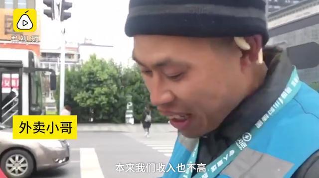 成年人的世界没有容易二字！大叔深夜坐马路中崩溃哭诉，连说”生活太难太累”