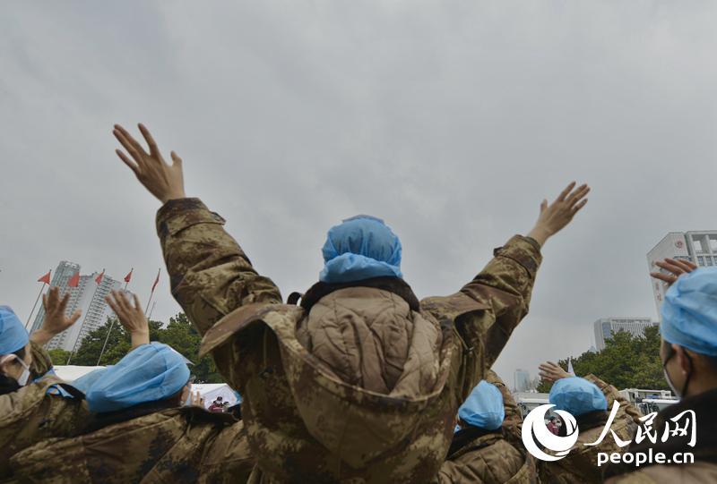 “表情包”“比心”向“方舱”告别