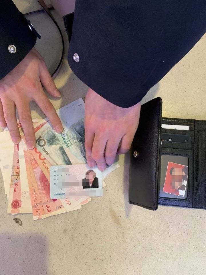 济南：粗心旅客不慎遗失挎包，包内有千元现金重要证件