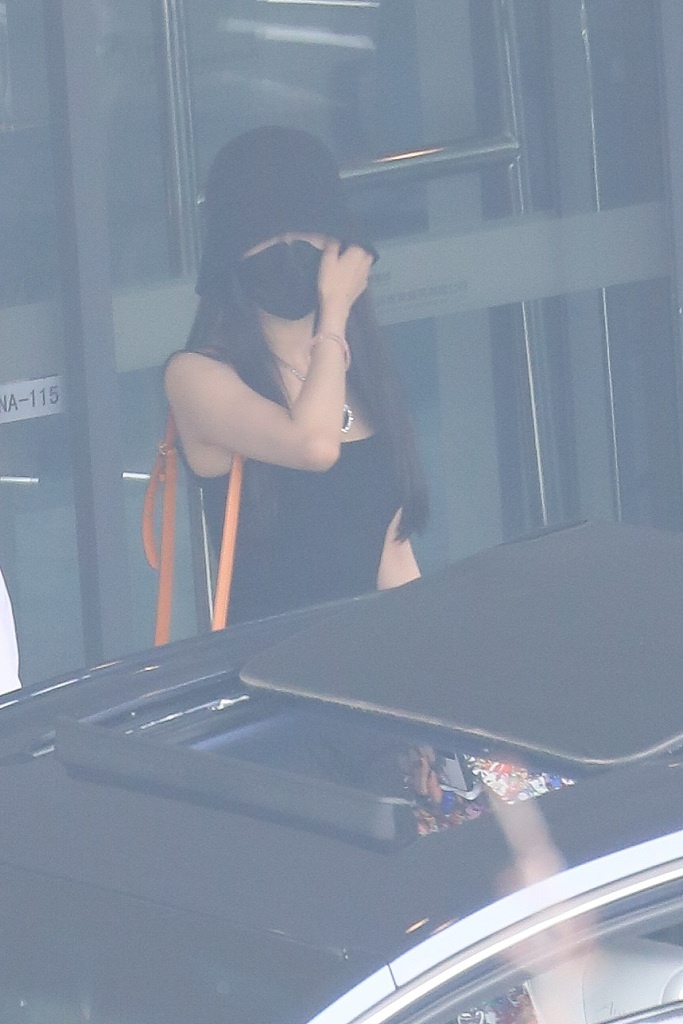 上热搜!杨幂海洋之心项链超吸睛 有胸有腿有腰这身材绝了！