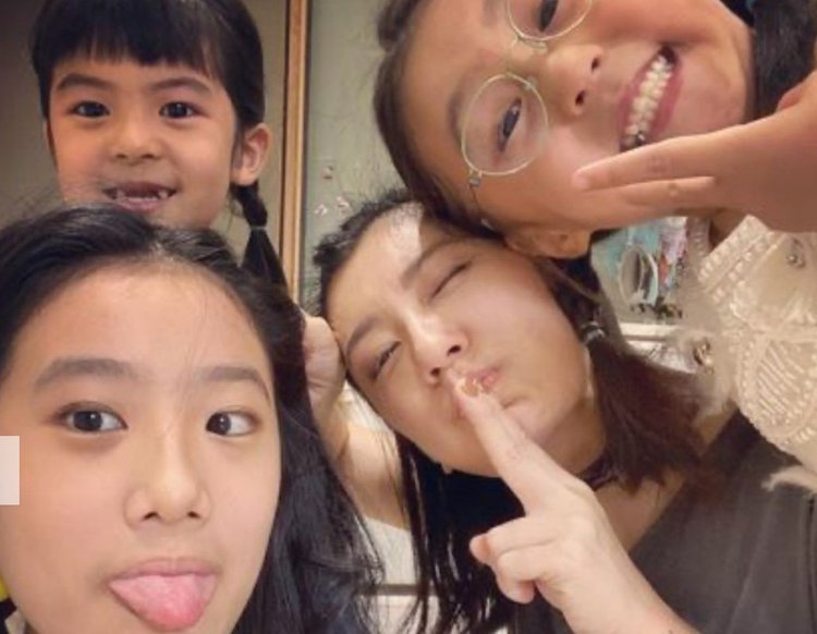 贾静雯晒全家福大女儿梧桐妹和妈妈如复制粘贴