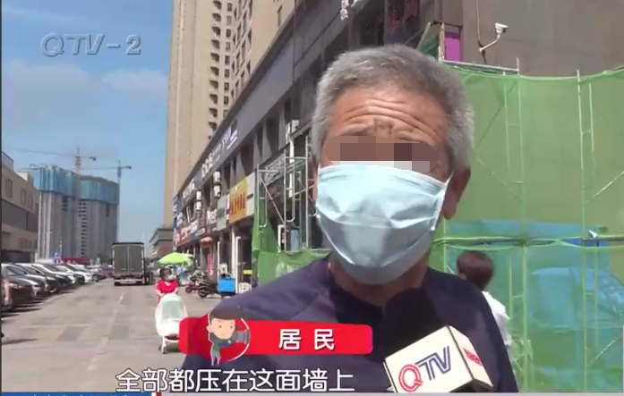 青岛高楼一层承重墙被砸，整个楼体晃得厉害，居民吓傻了