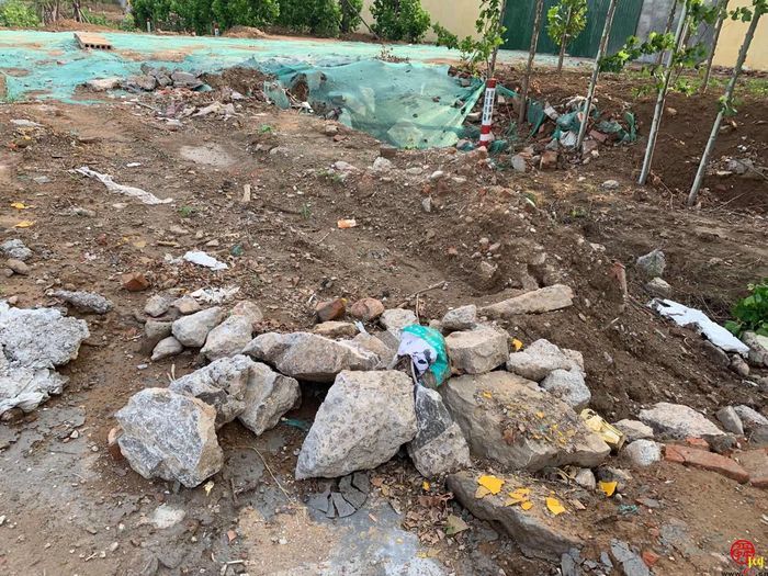 【啄木鸟在行动】长清区德丰蔬菜附近渣土和建筑垃圾覆盖不全