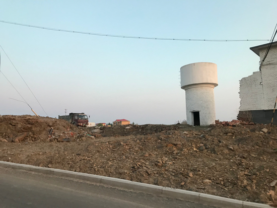 啄木鸟在行动：章丘区埠村高速收费站南侧渣土裸露