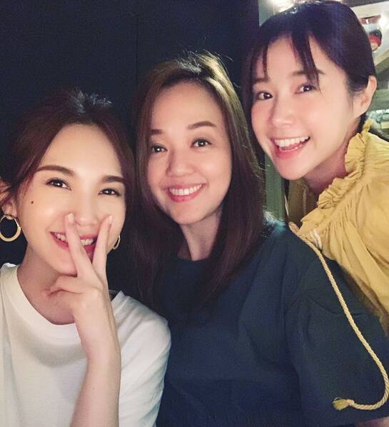 杨丞琳与闺蜜聚会发合照 开心比耶状态极佳