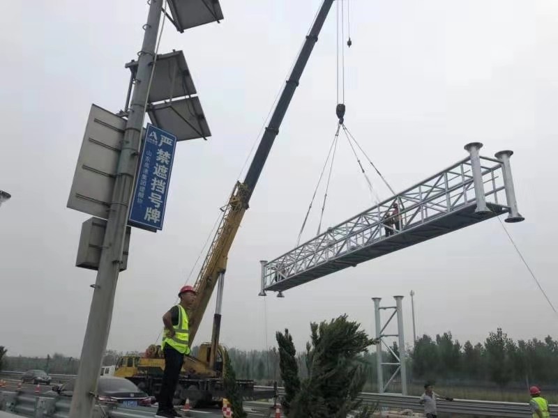 山东省首个电子不停车收费（ETC）门架吊装完成