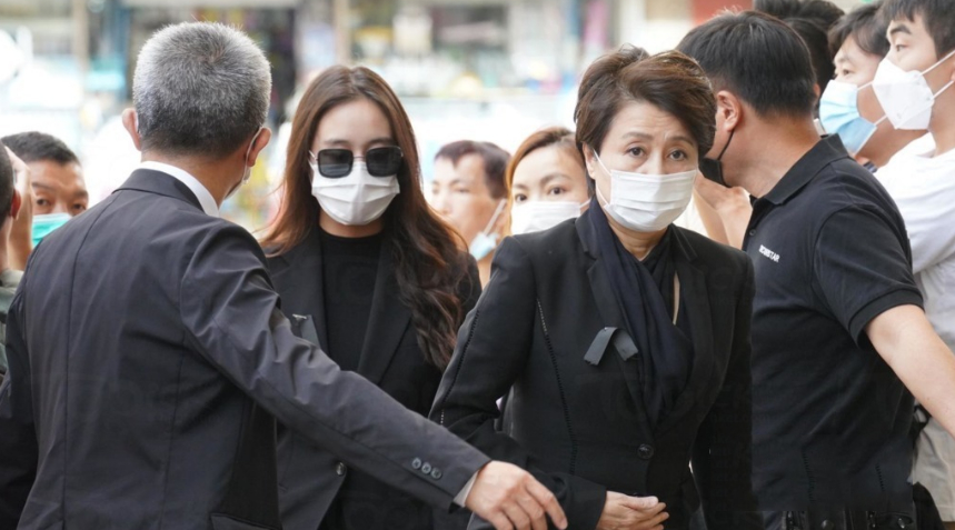 赌王|何猷君抱儿子现身赌王丧礼，窦骁女婿身份获认可，紧跟何超莲身后