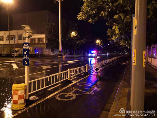 台风暴雨中，那一抹逆行的警察蓝