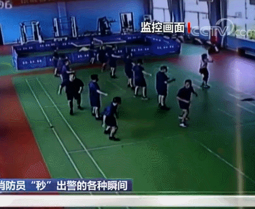 讲课时快速出警让现场师生懵了！盘点消防员“秒”出警的各个瞬间