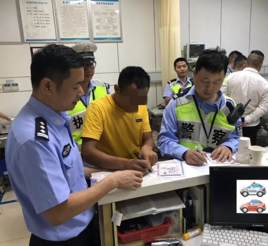 这个二胎爸爸20万年薪全给老婆，觉得窝囊竟做出这事...